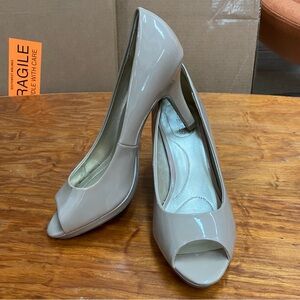 Bandolino B Flexible bide peep toe pump